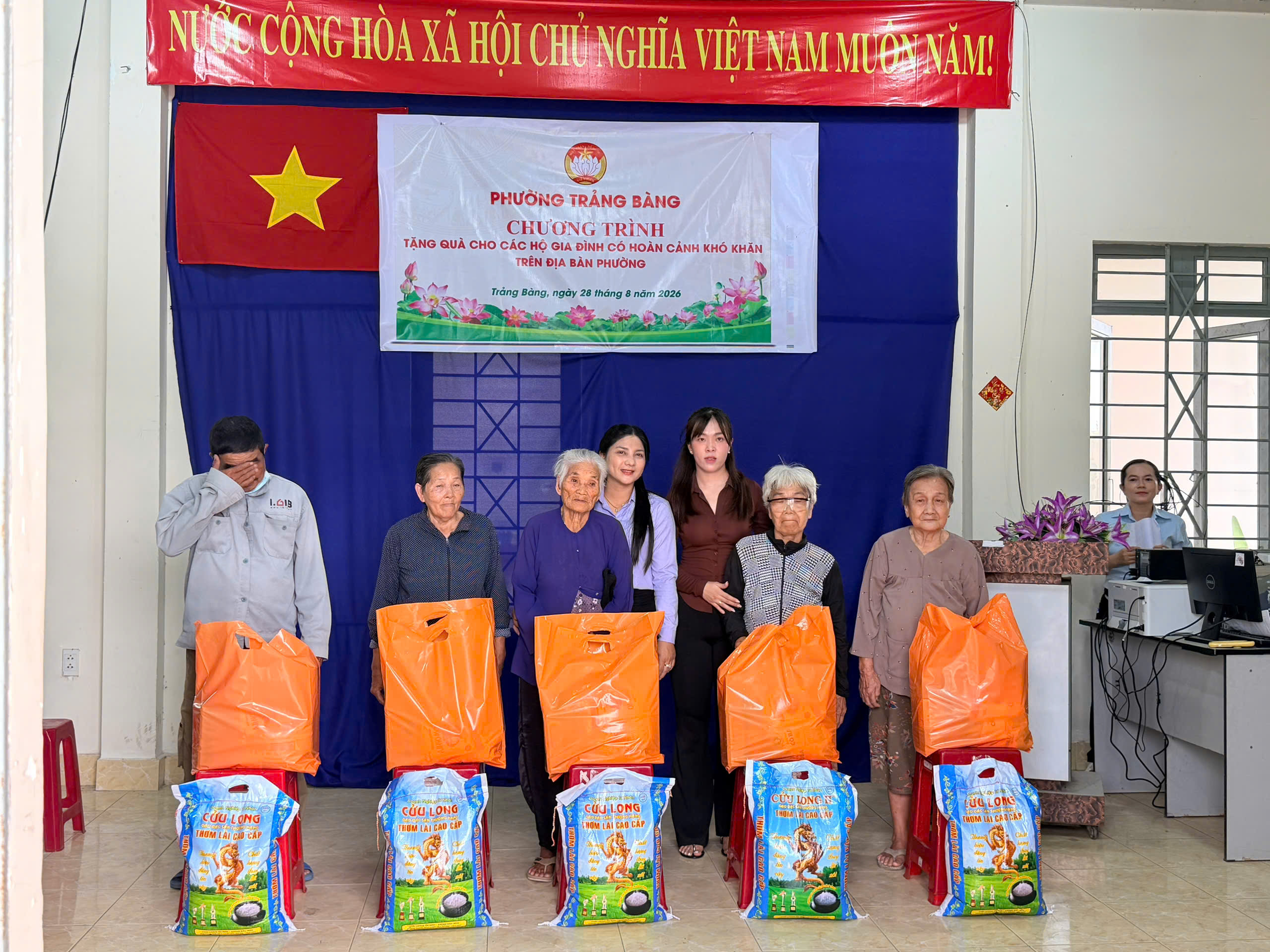 GÓI TRỌN YÊU THƯƠNG: CÔNG TY PHÚC VƯƠNG MANG HƠI ẤM ĐẾN TẬN NHÀ